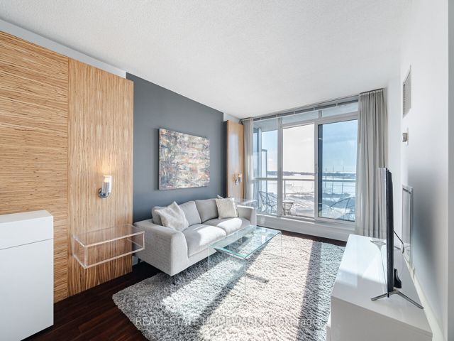 909 - 218 Queens Quay W