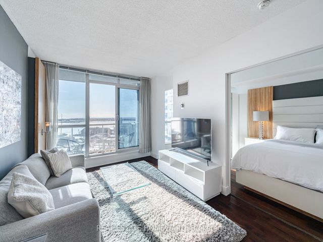 909 - 218 Queens Quay W