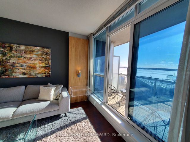 909 - 218 Queens Quay W