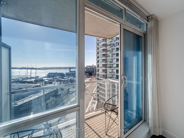 909 - 218 Queens Quay W