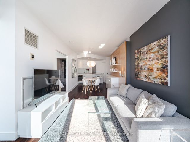 909 - 218 Queens Quay W