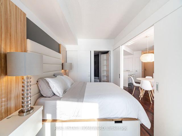 909 - 218 Queens Quay W