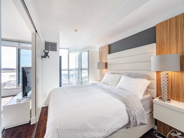 909 - 218 Queens Quay W