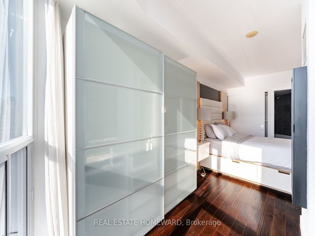 909 - 218 Queens Quay W