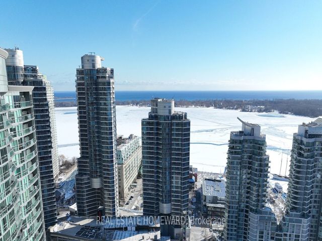 909 - 218 Queens Quay W