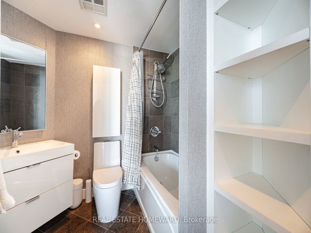909 - 218 Queens Quay W