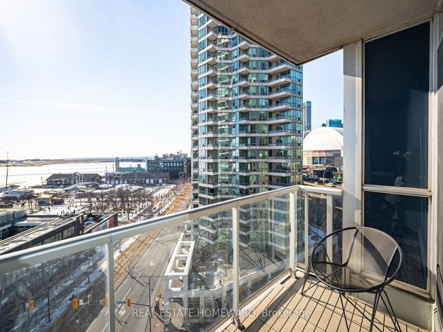 909 - 218 Queens Quay W