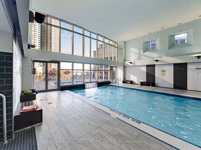 909 - 218 Queens Quay W