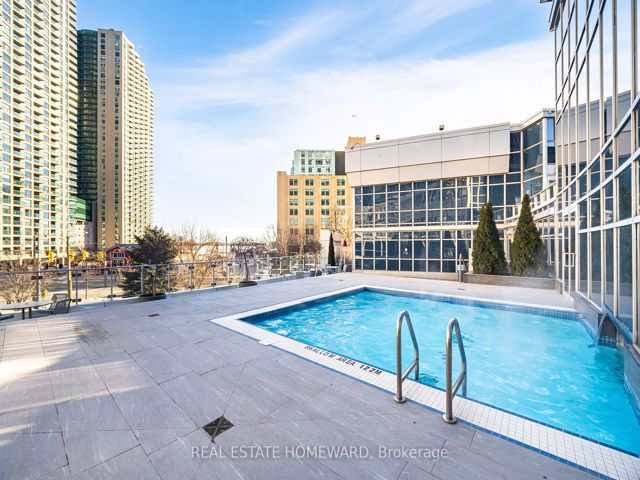 909 - 218 Queens Quay W