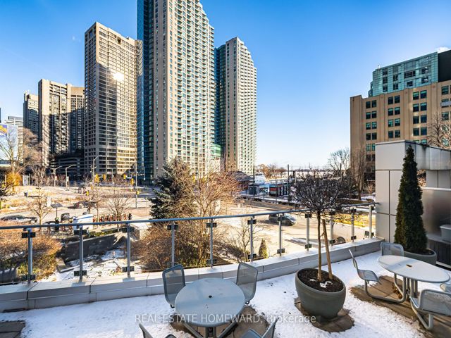909 - 218 Queens Quay W