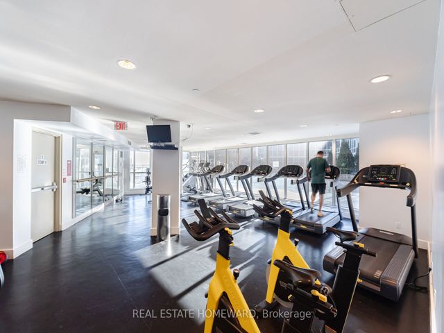 909 - 218 Queens Quay W