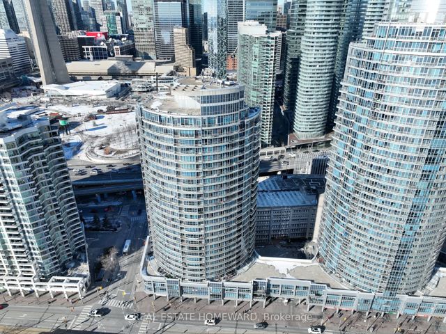 909 - 218 Queens Quay W