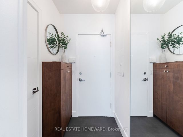 909 - 218 Queens Quay W
