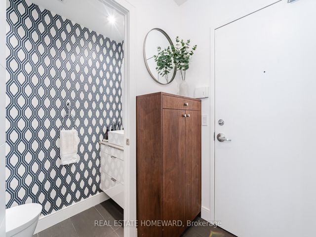 909 - 218 Queens Quay W