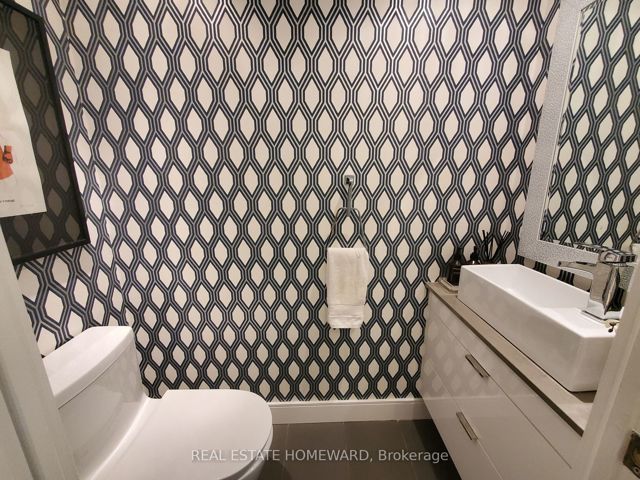 909 - 218 Queens Quay W