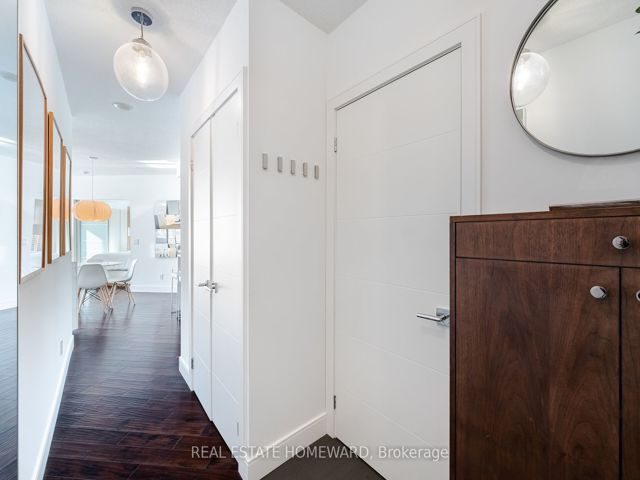 909 - 218 Queens Quay W