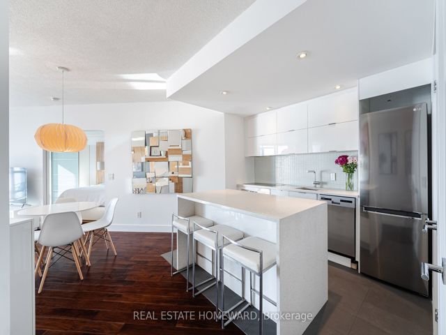 909 - 218 Queens Quay W