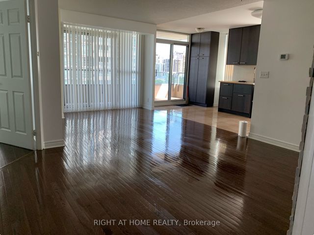 808 - 23 Hollywood Ave