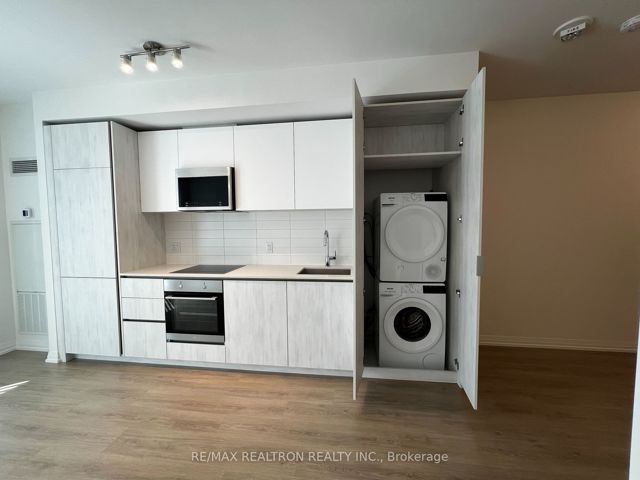 1210 - 8 Widmer St