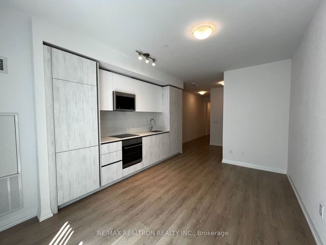 1210 - 8 Widmer St
