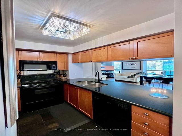 203 - 21 Hillcrest Ave