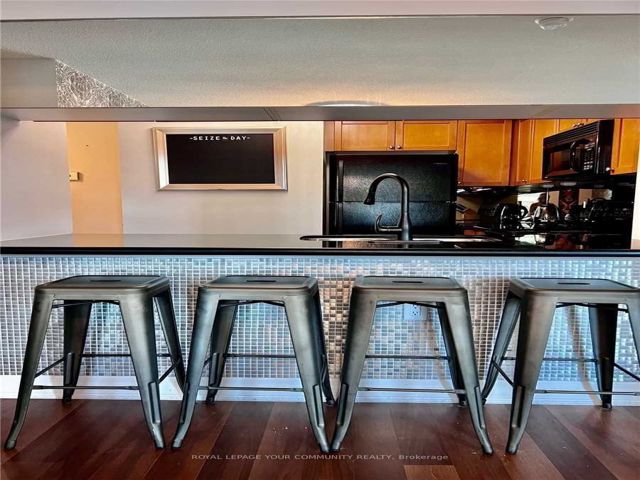 203 - 21 Hillcrest Ave