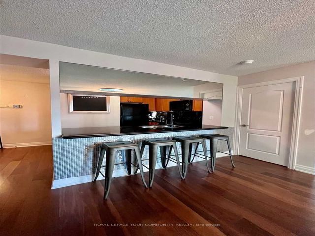203 - 21 Hillcrest Ave