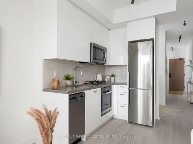 404 - 195 McCaul St