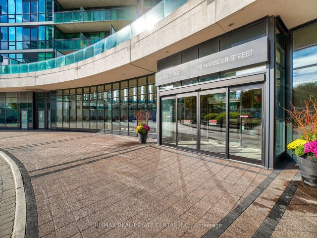 3213 - 33 Bay St