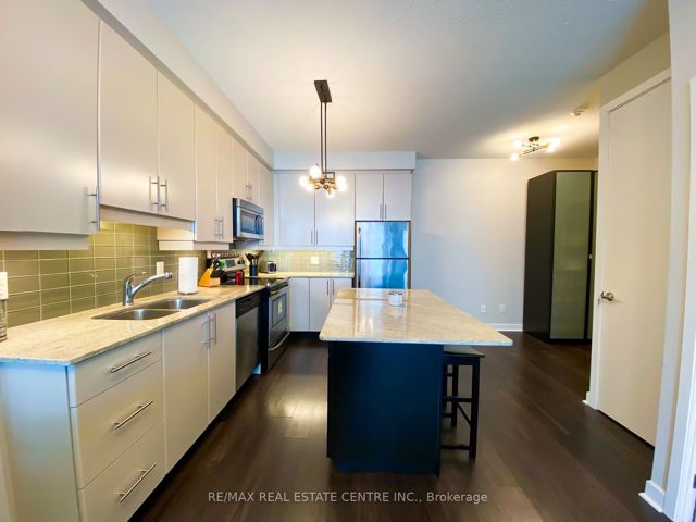 3213 - 33 Bay St