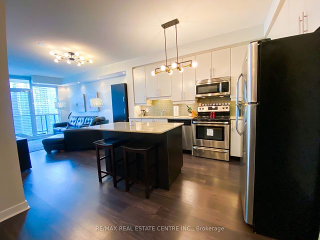 3213 - 33 Bay St
