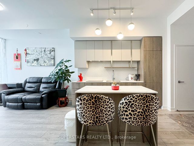 809 - 15 Holmes Ave