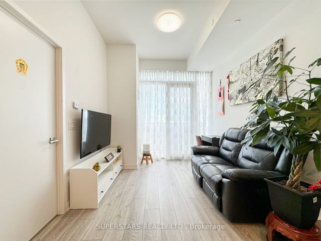 809 - 15 Holmes Ave