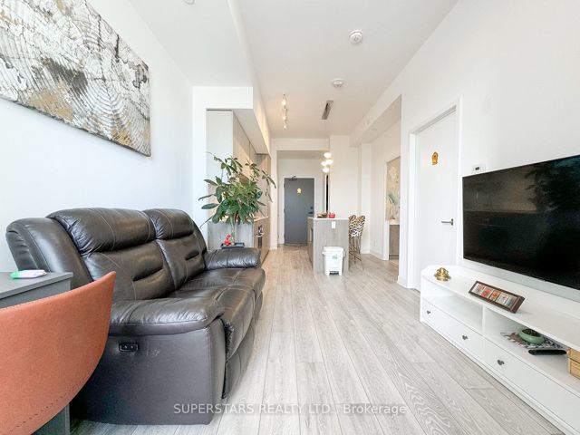 809 - 15 Holmes Ave