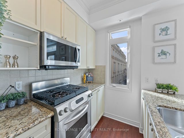 11 - 60 Carr St