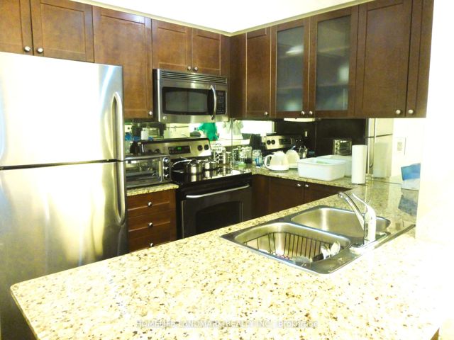 305 - 761 Bay St