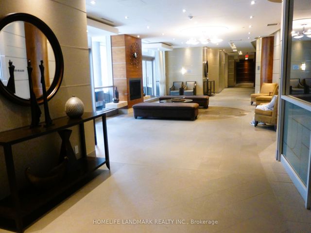305 - 761 Bay St