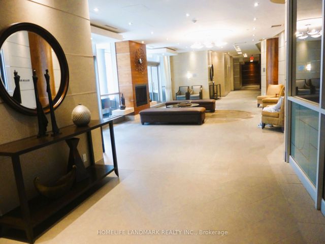 305 - 761 Bay St