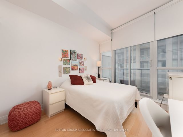 1406 - 530 St Clair Ave W