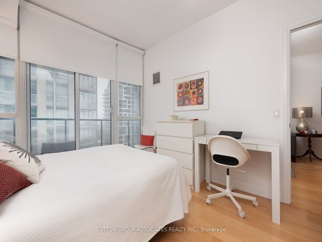 1406 - 530 St Clair Ave W