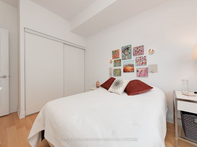 1406 - 530 St Clair Ave W