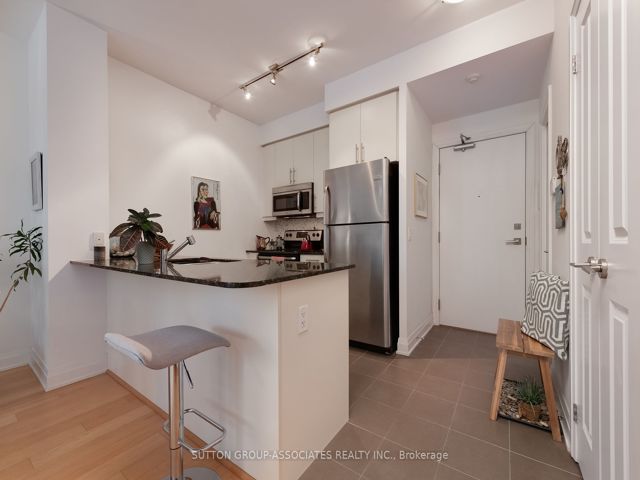 1406 - 530 St Clair Ave W