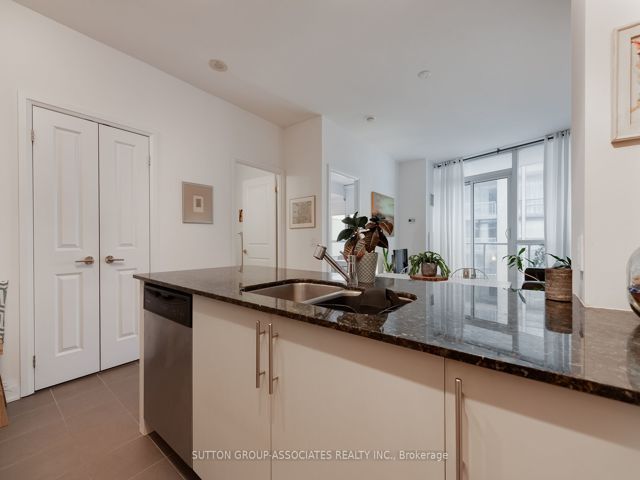 1406 - 530 St Clair Ave W