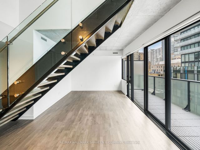 702 - 185 Roehampton Ave