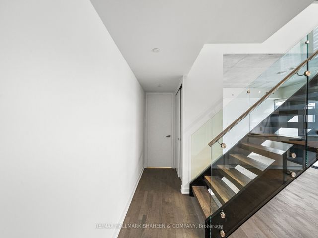 702 - 185 Roehampton Ave
