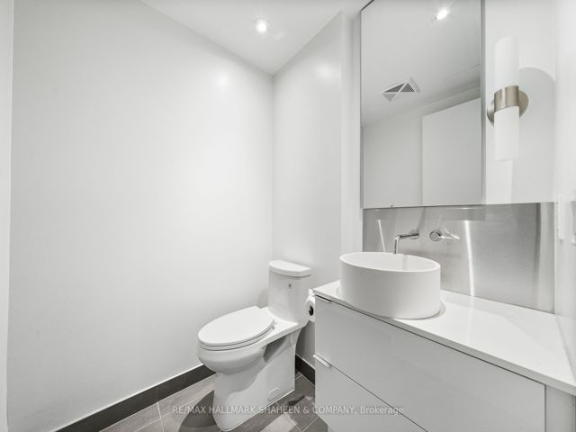 702 - 185 Roehampton Ave