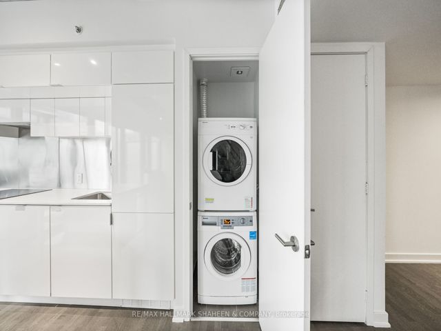 702 - 185 Roehampton Ave