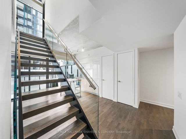 702 - 185 Roehampton Ave