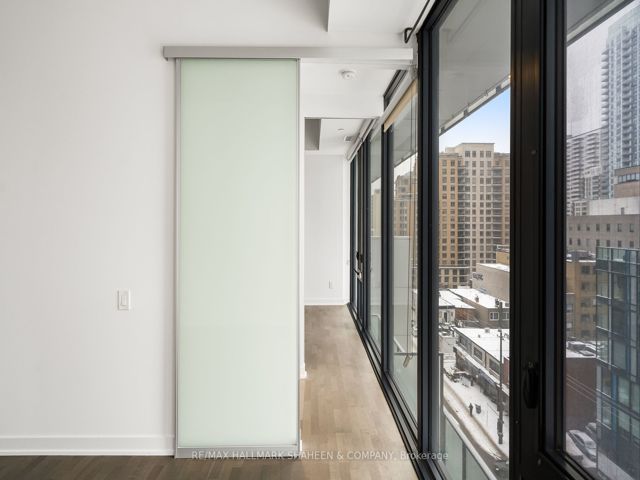 702 - 185 Roehampton Ave