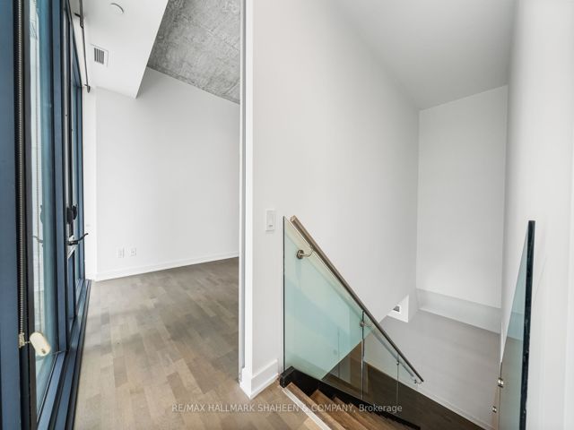702 - 185 Roehampton Ave
